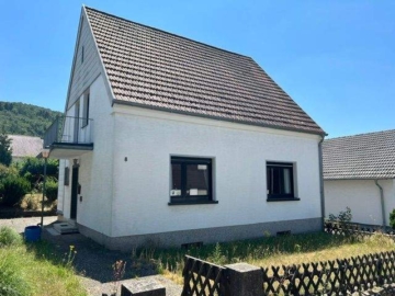 Straßenansicht - freistehendes Einfamilienhaus in St. Ingbert-Süd