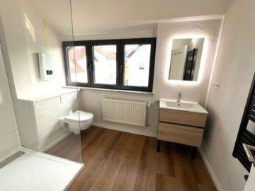 Tageslichtbad - renovierte 3 ZKB-Dachstudio-Wohnung (St. Ingbert-Süd) Erstbezug!