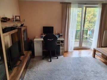 Wohnzimmer mit Ausgang zum Balkon - moderne Erdgeschoss-Wohnung nähe wInterberg-Klinikum (Saarbrücken)