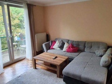 Wohnzimmer mit Ausgang zum Balkon - moderne Erdgeschoss-Wohnung nähe wInterberg-Klinikum (Saarbrücken)