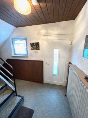 Hauseingang/Treppenhaus - Zweifamilienhaus in beliebter Wohnlage (Elversberg