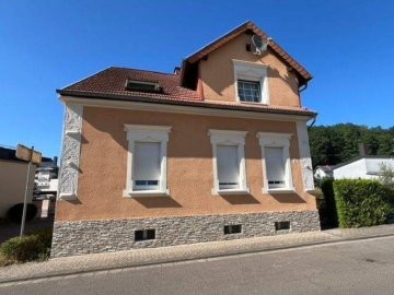 Straßenansicht - freistehendes Einfamilienhaus in St. Ingbert-Rohrbach