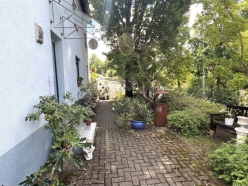 Einfahrt (Möglichkeit für Pkw-Stellplatz vor dem Haus) - Wohnen im Zentrum von St. Ingbert